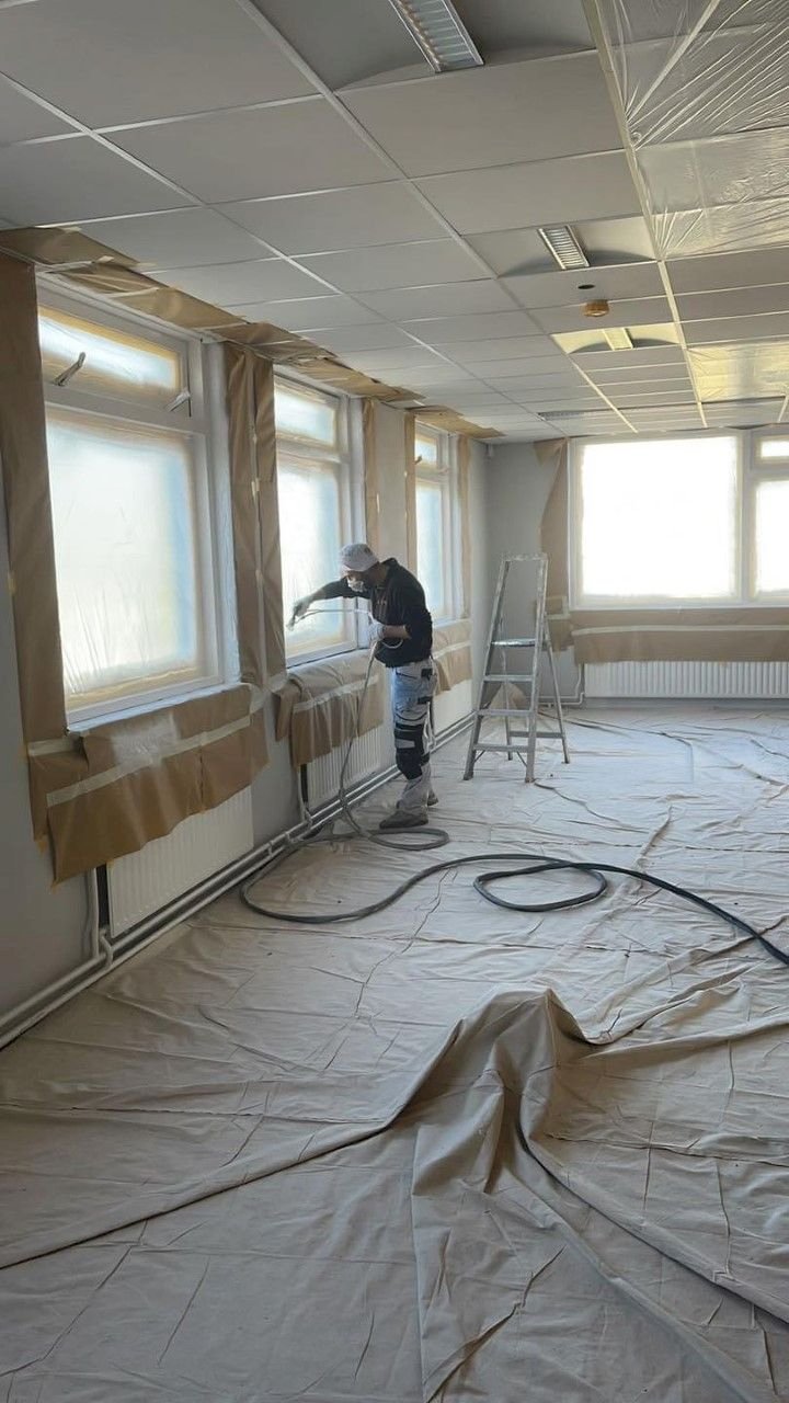 MT Schilder aan het werk — professioneel spuitwerk in een interieur
